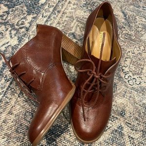 Nine West Leather Lace-up Oxford shoes with heels